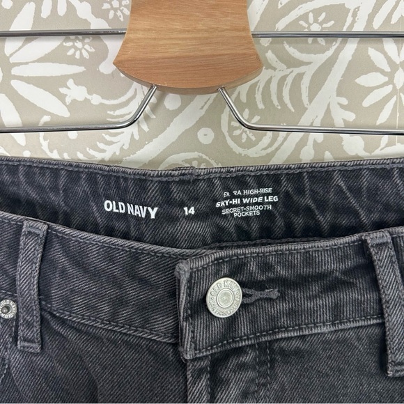 Old Navy Extra High Waisted Wide Leg Jeans in Black - Picture 3 of 4
